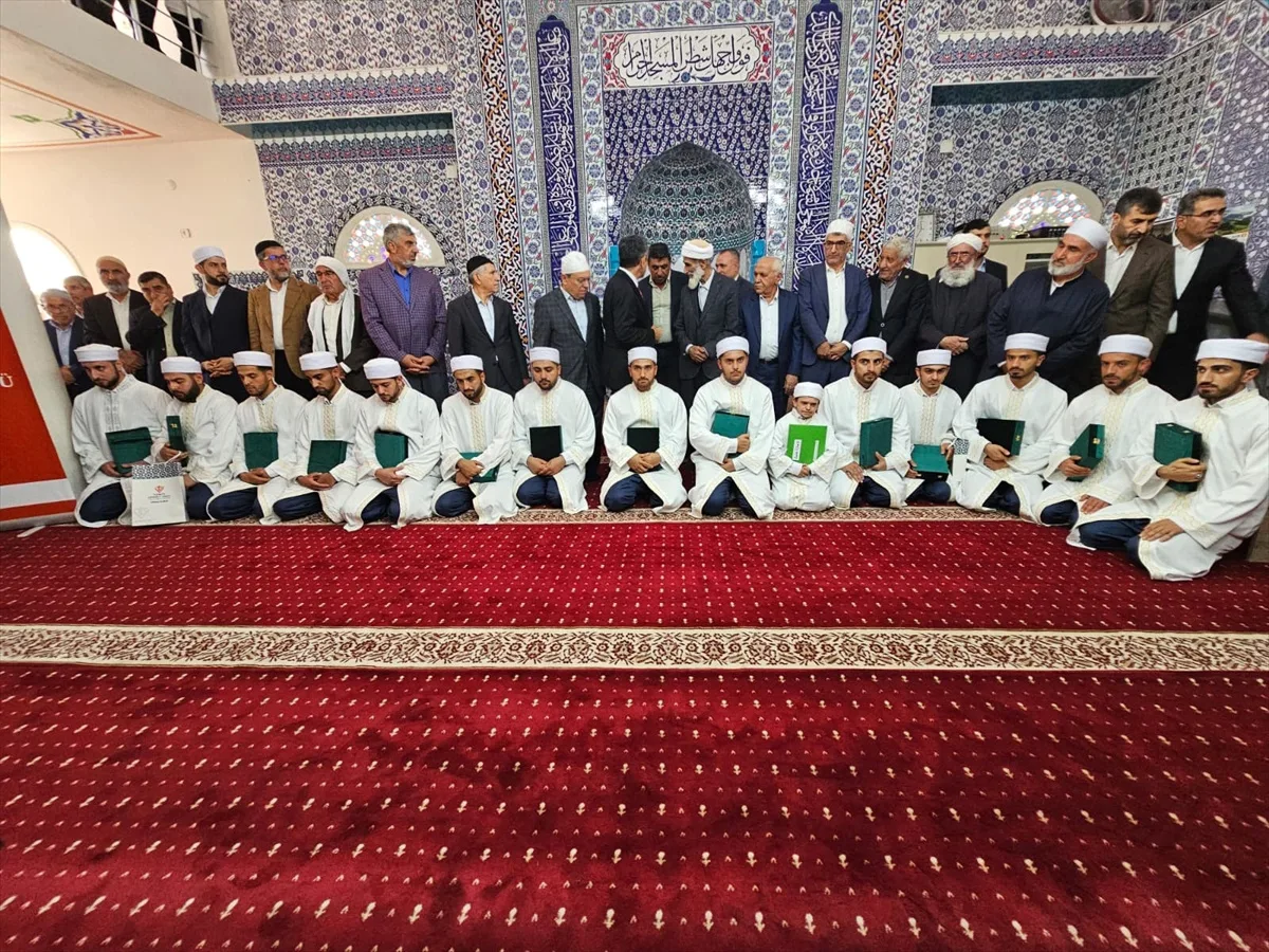 Şırnak'ta Kur'an kursunda hafızlığını tamamlayan 15 öğrenciye icazet belgesi verildi