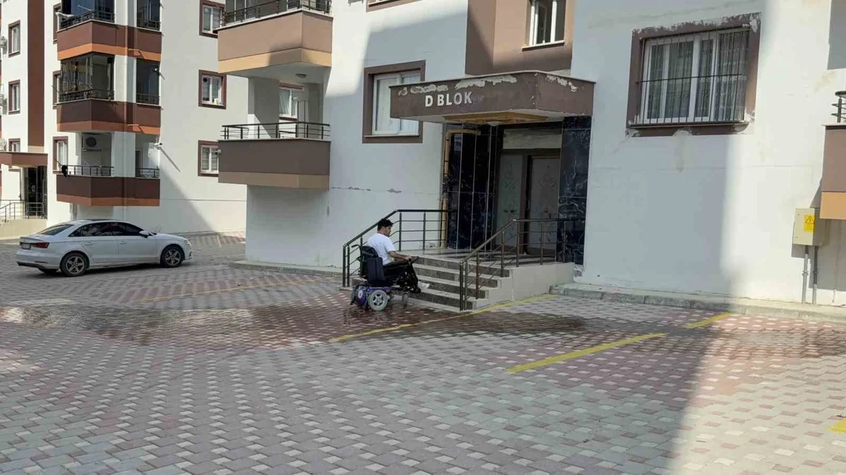 Furkan Ulusoy, Kadirli'de depremde rampasız apartmanda asansöre mecbur kaldı
