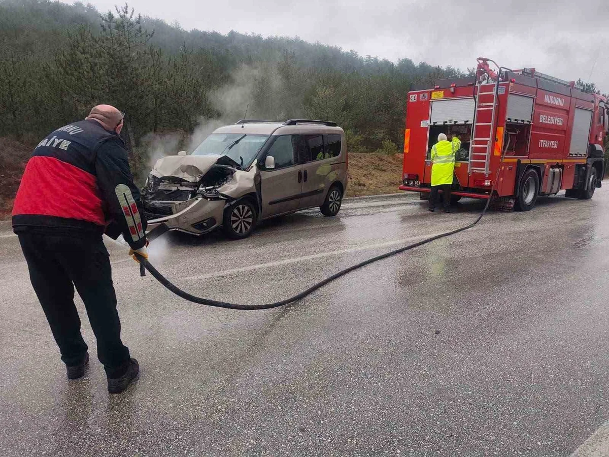 Bolu'nun Mudurnu ilçesinde hafif ticari araç ile tır çarpıştı, 1 kişi yaralandı.