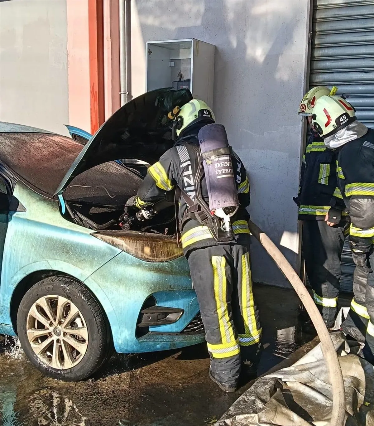 Denizli'de park halindeki elektrikli otomobilde çıkan yangın itfaiyece söndürüldü