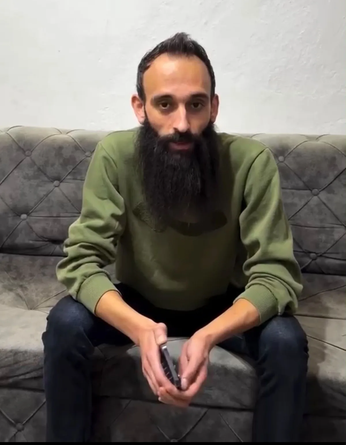 2 çırağını dövdüğü iddiasıyla yeniden gözaltına alınan berber tutuklandı