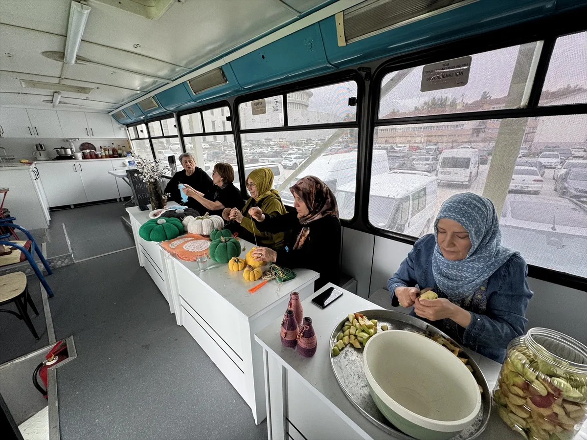 Malatya'da hurda otobüs, kadınlara atık yağdan Arap sabunu yapmayı öğretiyor