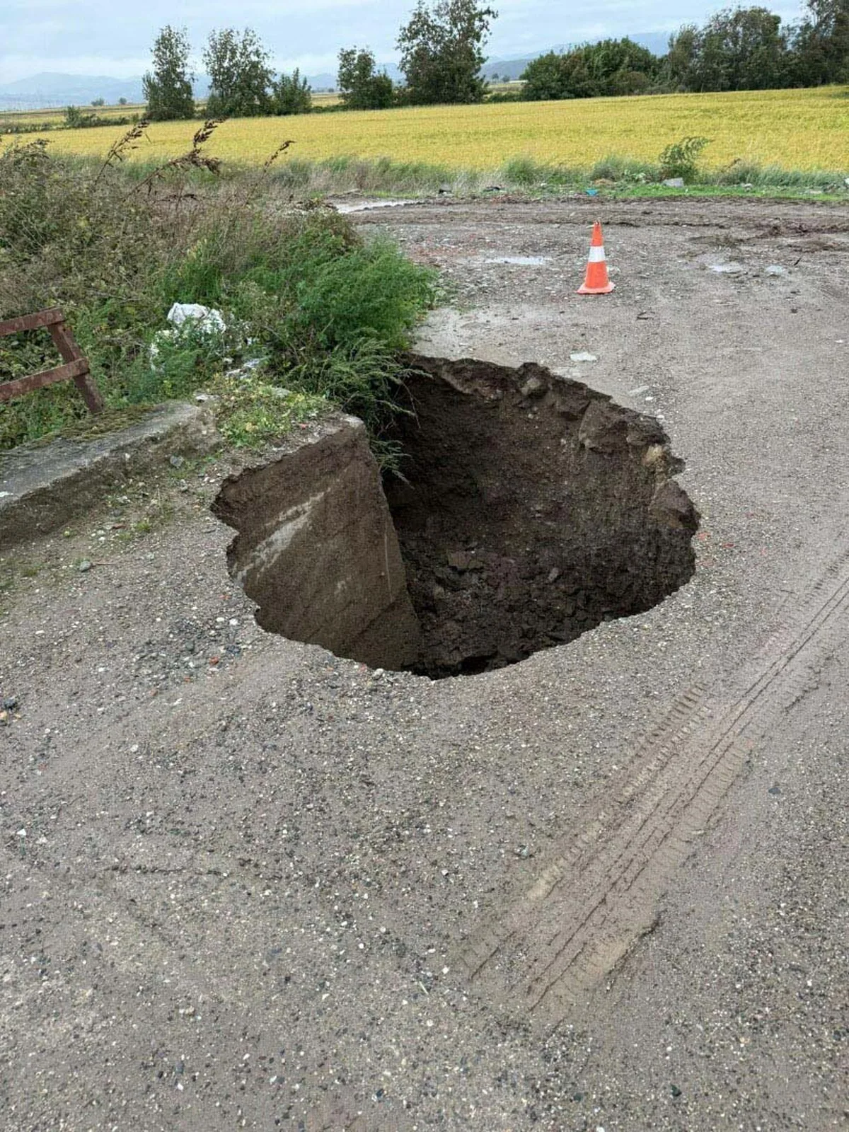 Çanakkale'de sağanak nedeniyle Biga'da yol çöktü, Gelibolu'da tekneler karaya vurdu