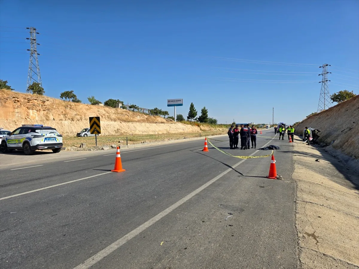 Gaziantep Nizip'te otomobil motosikletle çarpıştı, 1 kişi öldü, 1 kişi yaralandı