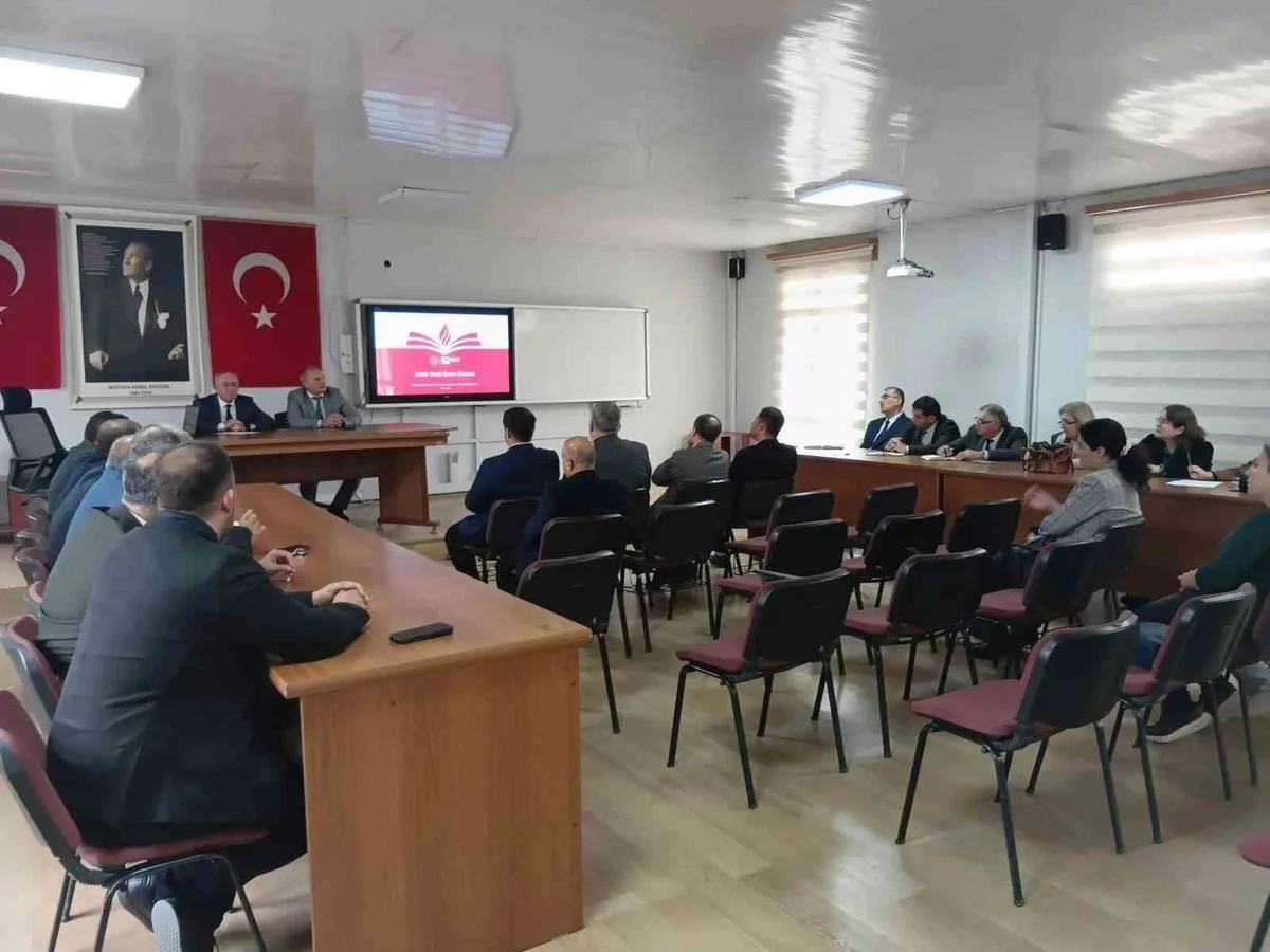 Manisa Sarıgöl'de ortaokul ve lise müdürleri OYSS toplantısında bir araya geldi