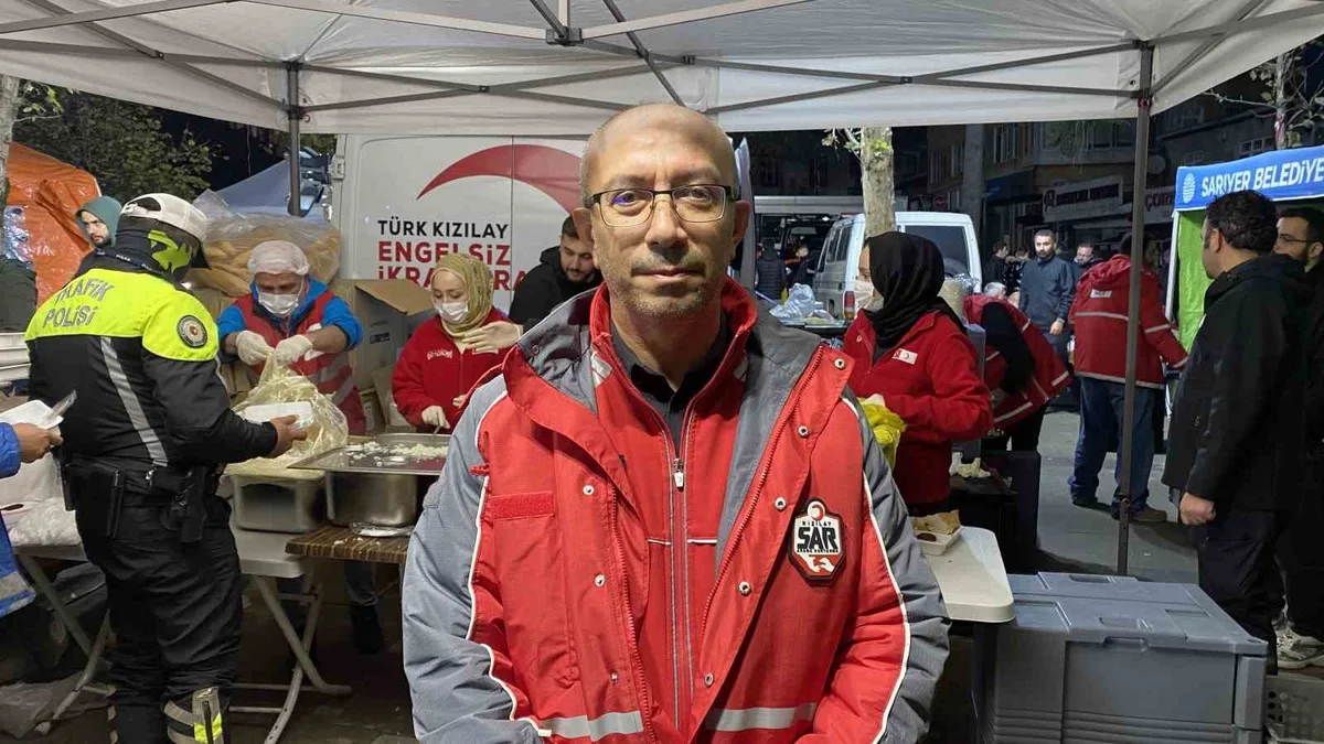 İstanbul Sarıyer'de afetzedelere Türk Kızılay'ın yemek dağıtımı sürüyor