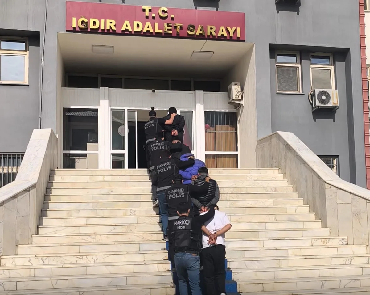 Iğdır'da otobüsle uyuşturucu sevk eden 5 şüpheli 592 gram metamfetaminle tutuklandı