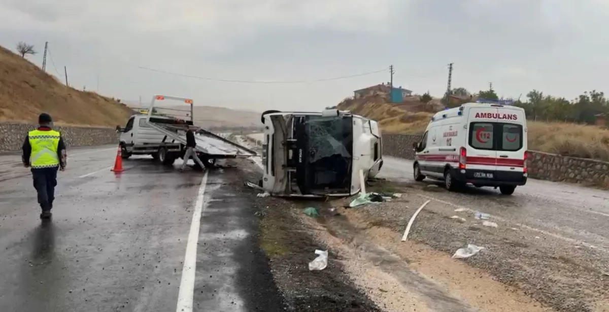 Kırıkkale-Kulu kara yolunda işçi servisi devrildi, 14 kişi yaralandı