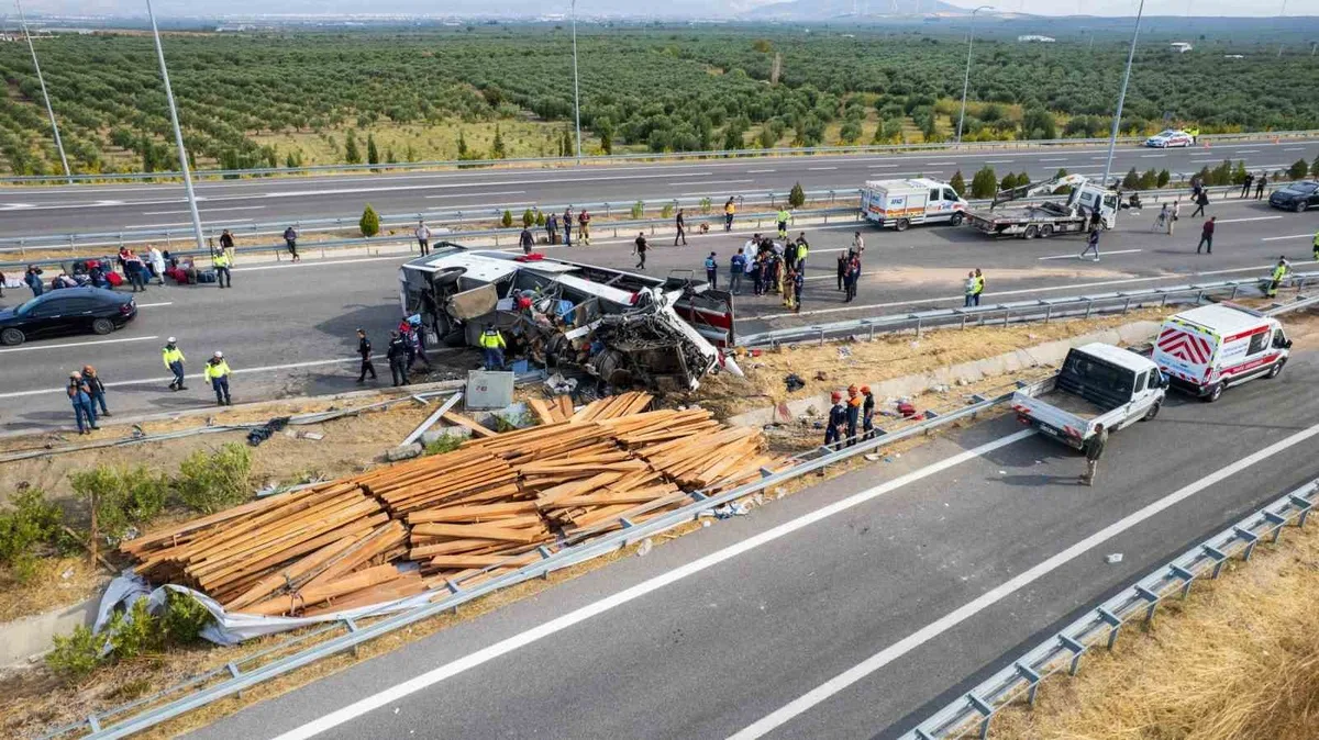 Manisa Akhisar'da 11 kişinin öldüğü otobüs kazasında şoförler birbirinden şikayetçi oldu