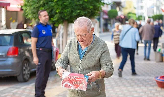 Narlıdere Belediyesinden Cumhuriyet Bayramı Öncesinde Esnafa Bayrak Dağıtımı