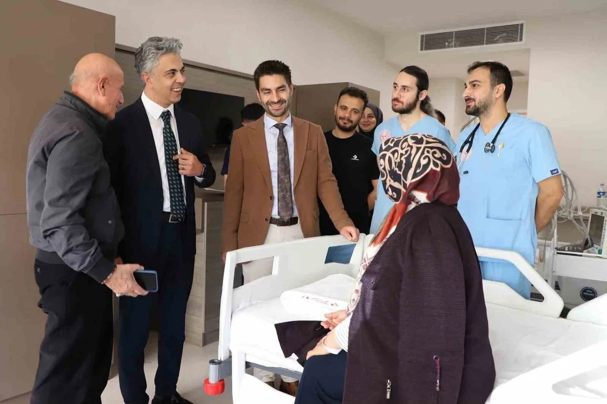 Erzincan'da Rektör Kuyrukluyıldız ve Başhekim Taş yatan hastaları ziyaret etti