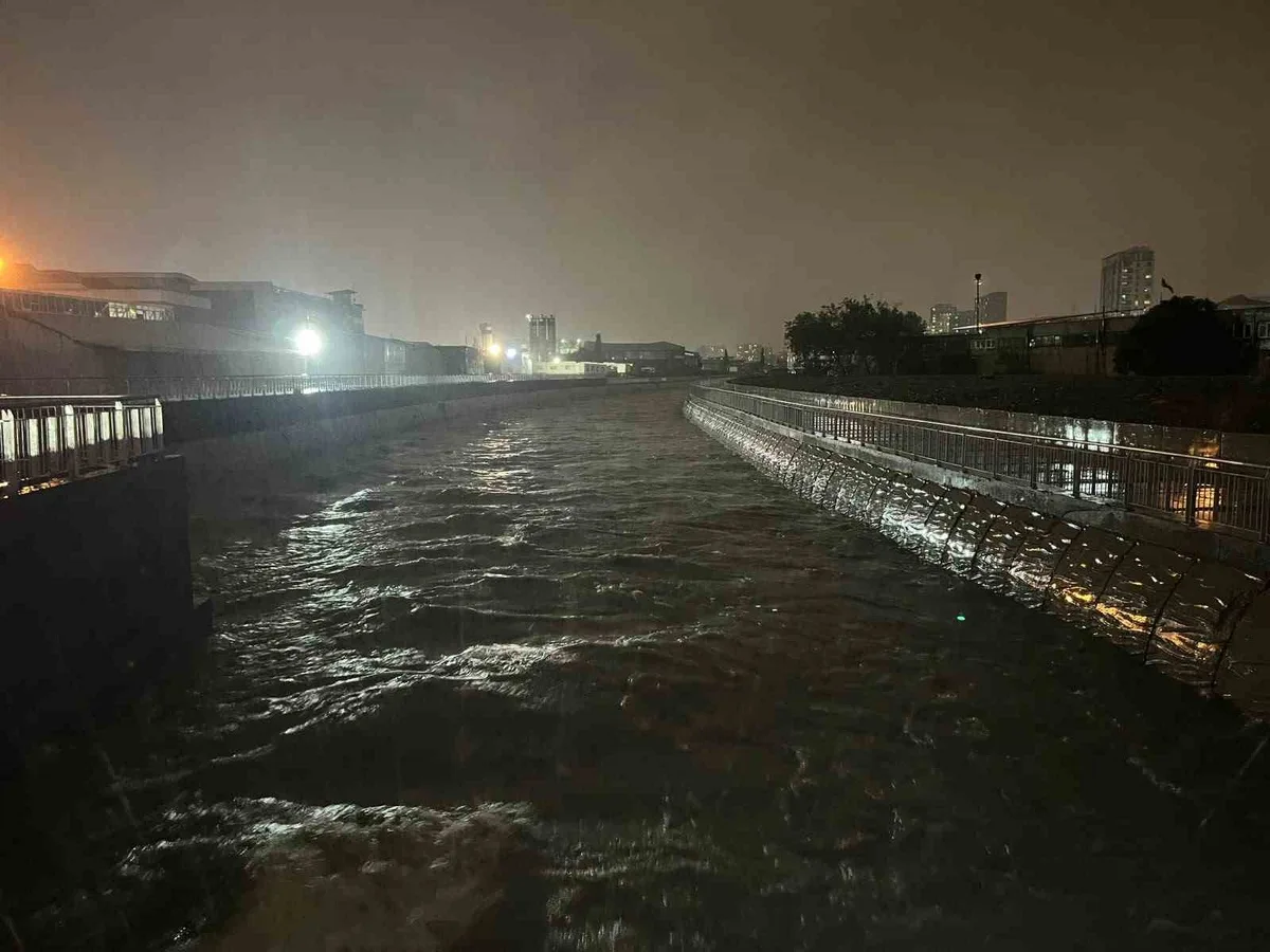 İstanbul'da sağanak sürüyor, Ayamama Deresi taşma noktasına geldi
