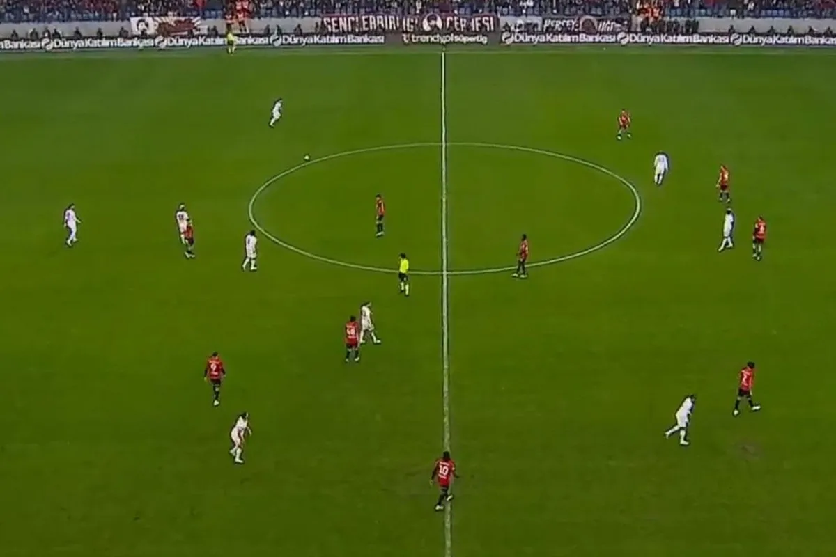 Süper Lig'e yakışmayan görüntü! Bu sahada futbol mu oynanır?