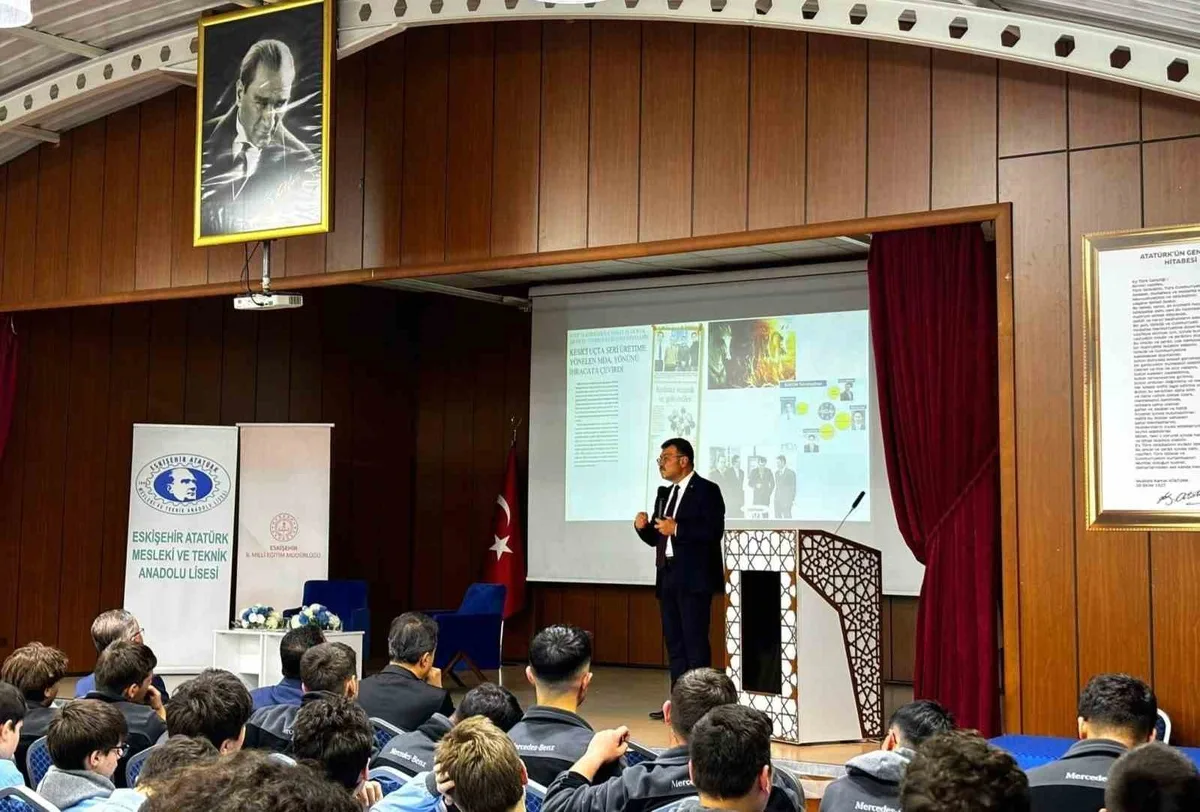 Prof. Dr. Hasan Mandal, Eskişehir'deki eski okulunda öğrencilerle buluştu