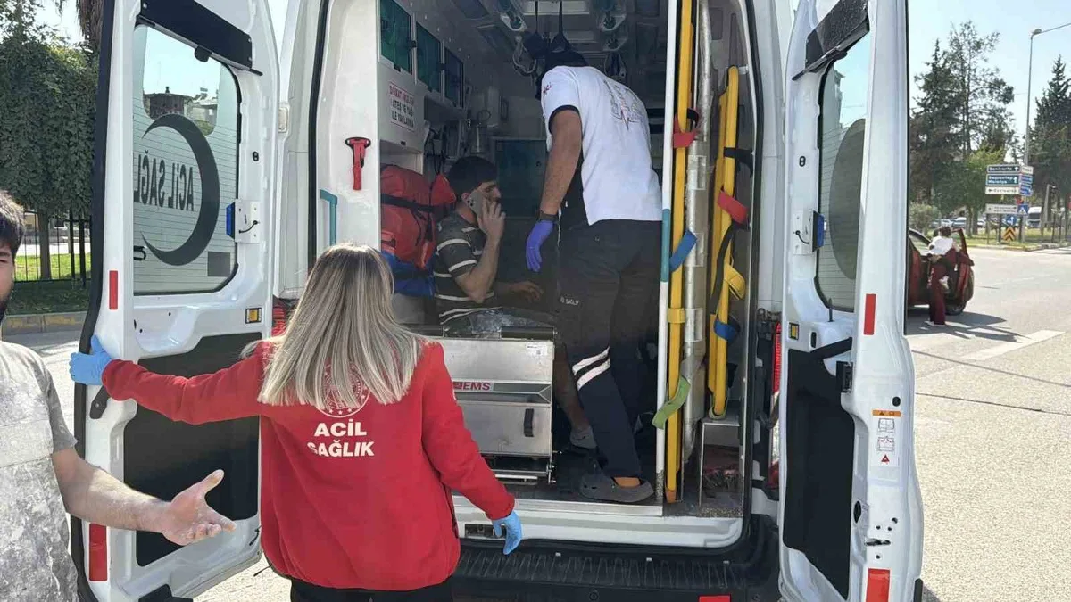 Adıyaman'da iki kamyonet ve iki otomobilin karıştığı kazada 1 kişi hafif yaralandı