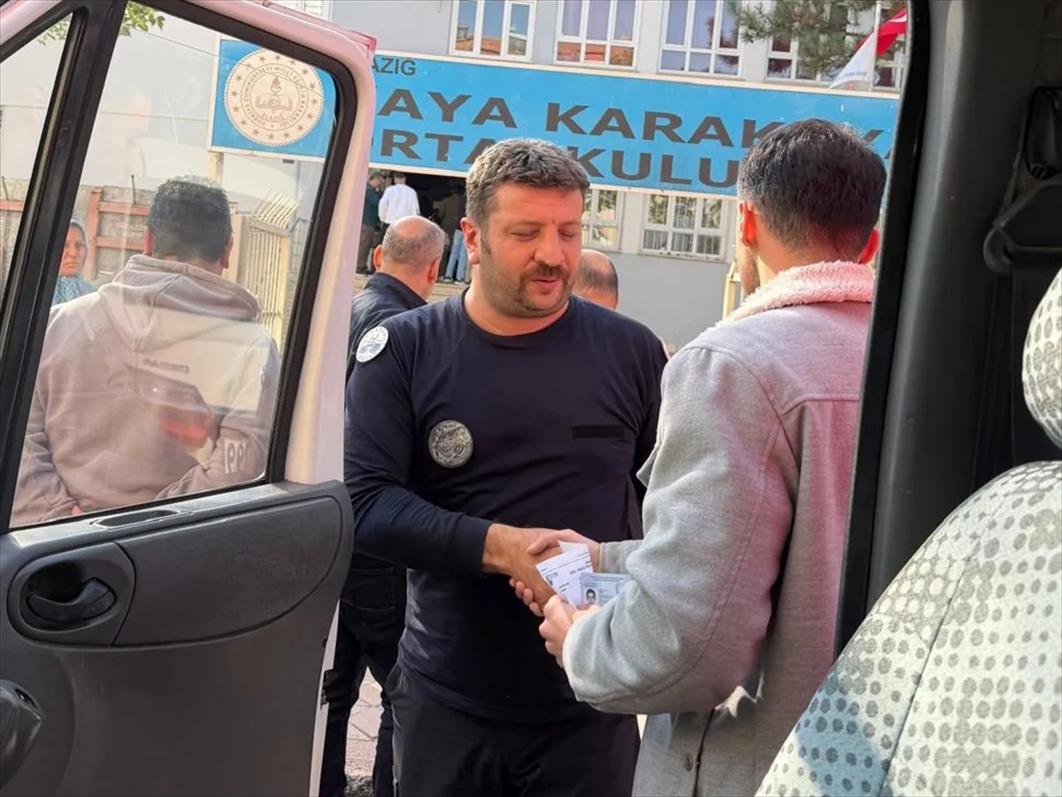 Elazığ'da asansörde mahsur kalan KPSS adayı itfaiye aracıyla sınava yetişti