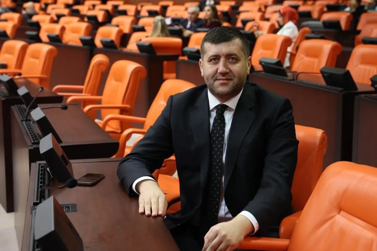 Baki Ersoy, maaşları için eylem yapan Kartal Kavşağı işçilerine destek verdi