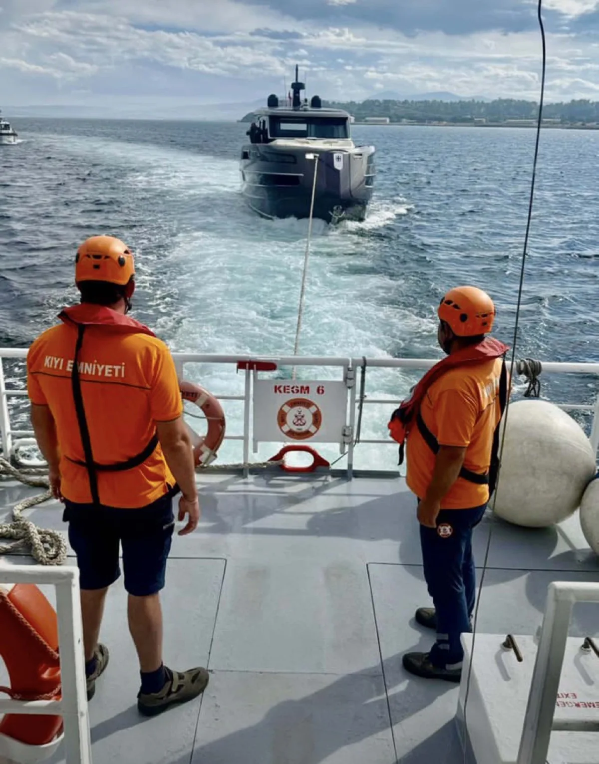 Çanakkale Boğazı'nda sürüklenen tekne, 2 kişiyle Eceabat'a yanaştırıldı