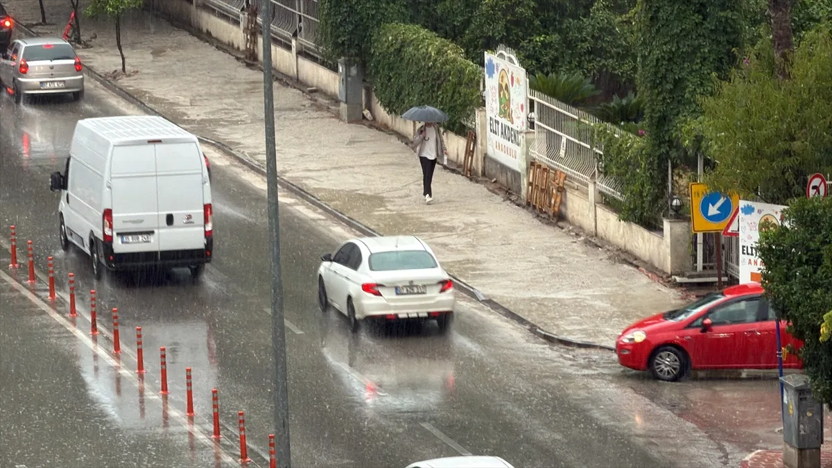 Antalya'da sağanak yaşamı aksattı, Valilik kuvvetli yağış için uyardı