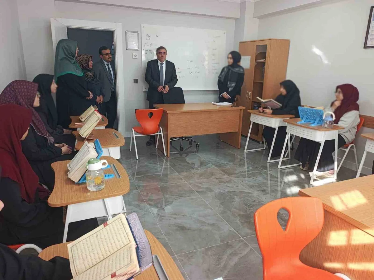 Erzincan İl Müftüsü Yazıcı, 73 öğrencili kız Kur'an kursunu ziyaret etti