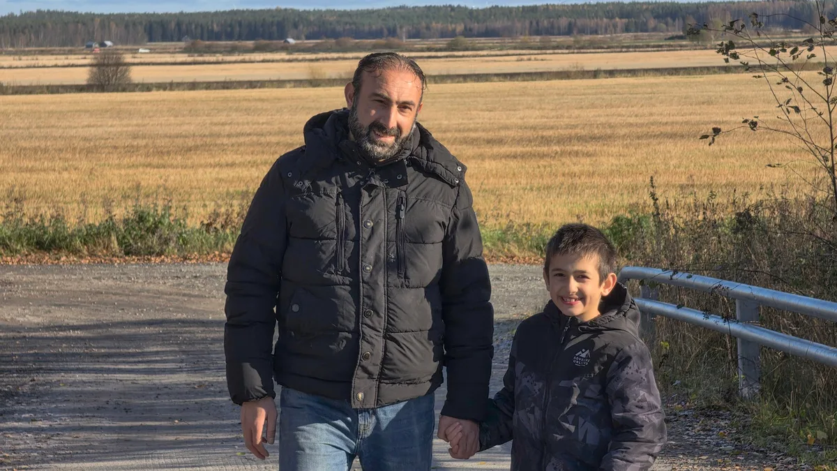 Finlandiya'da Hasan Tekgöz, otizmli oğluna hayatını adayıp pizzacı dükkanını sattı