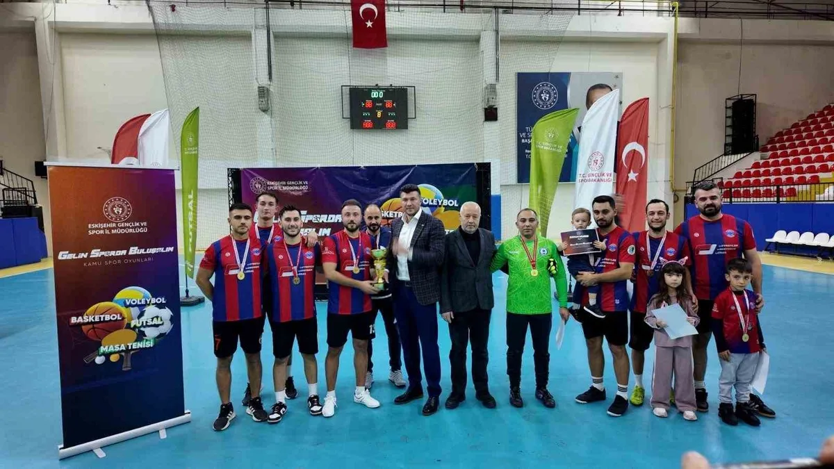 Eskişehir'de Kamu Spor Oyunları futsal erkekler finalinde TÜRASAŞ birinci oldu
