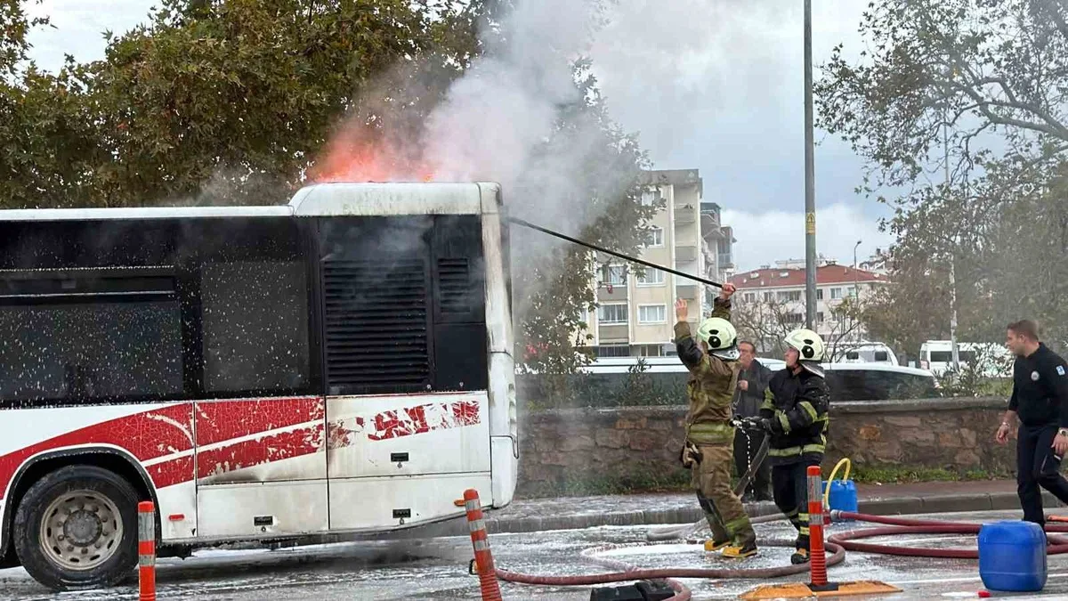 Çanakkale'de seyir halindeki özel halk otobüsü motor bölümünde yandı