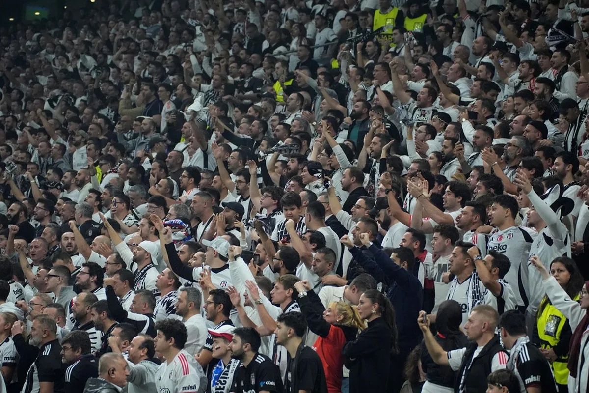 Beşiktaş'a Avrupa dönüşü kötü haber! Yıldız futbolcu haftalarca yok