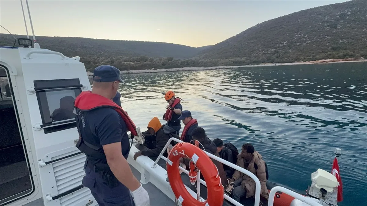 İzmir'in Urla ilçesinde İHA grup tespit etti, 3'ü çocuk 30 düzensiz göçmen yakalandı