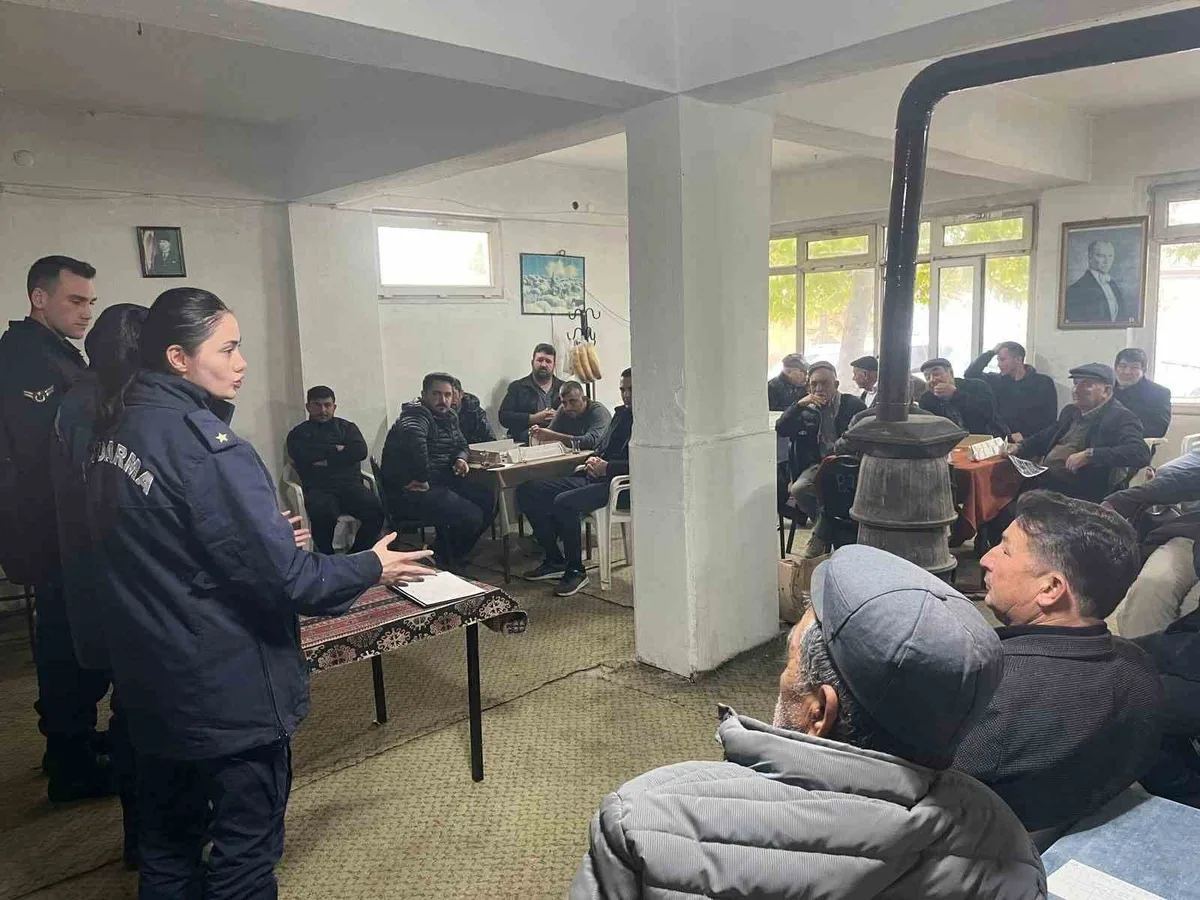 Afyonkarahisar jandarması Sinanpaşa Bulca'da silah ruhsat sahiplerine seminer verdi