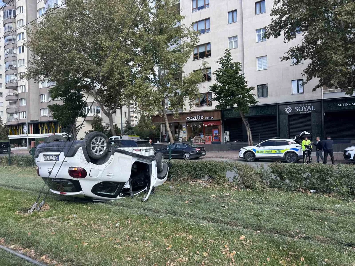 Kayseri Melikgazi'de iki otomobil çarpıştı, tramvay yoluna giren araç 1 yaralı verdi