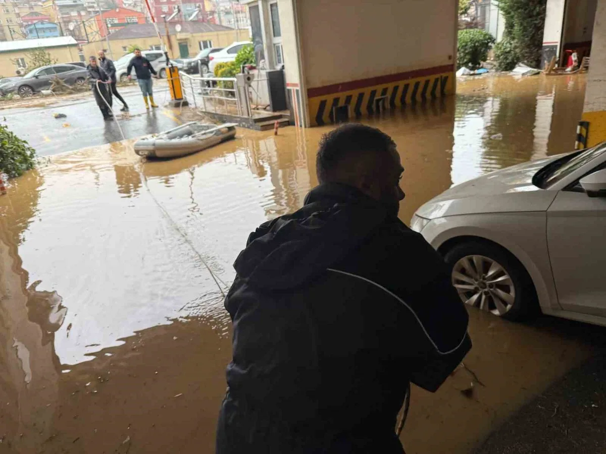 İstanbul Sarıyer Ayazağa'da şiddetli yağışta otoparkta mahsur kalanlar botlarla çıktı