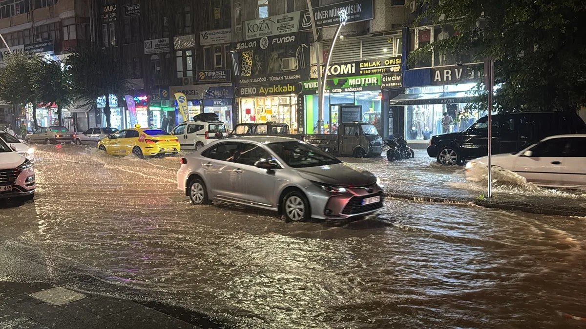 Tokat'ta sağanak caddelerde su birikintileri oluşturdu, bazı iş yerlerini su bastı