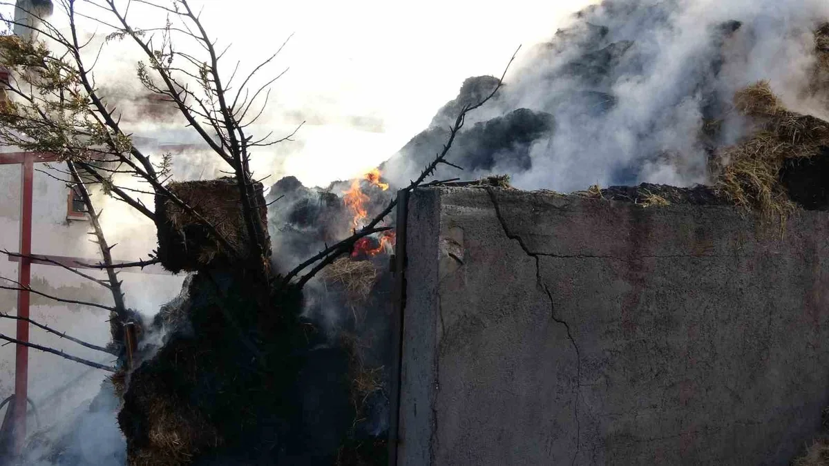 Kastamonu'da saman karma makinesindeki yangında yaklaşık 8 bin balya saman kül oldu.