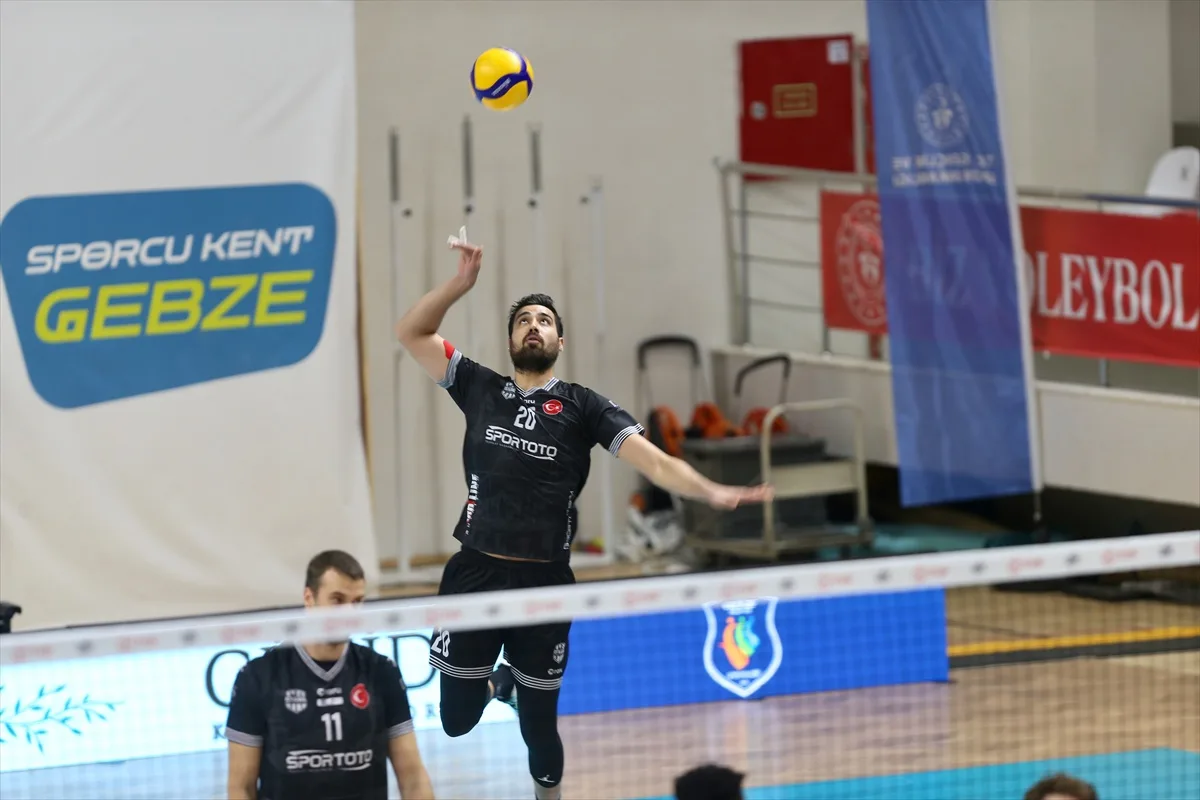Gebze Belediyespor, İstanbul Gençlik'i 3-1 yenip Efeler Ligi liderliğini sürdürdü