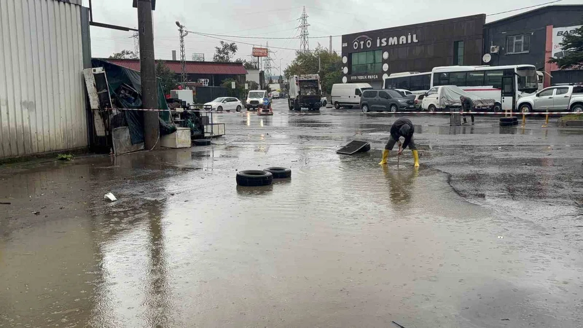 Zonguldak Ereğli'de heyelan istinat duvarını yıktı, üç katlı bina tahliye edildi