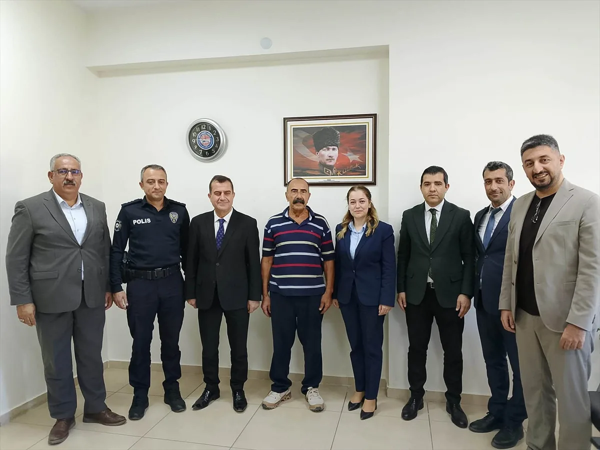 Ağın Kaymakamı Yılmaz, teknoloji sınıfı yaptıran iş insanı Taşbaşı'na plaket verdi