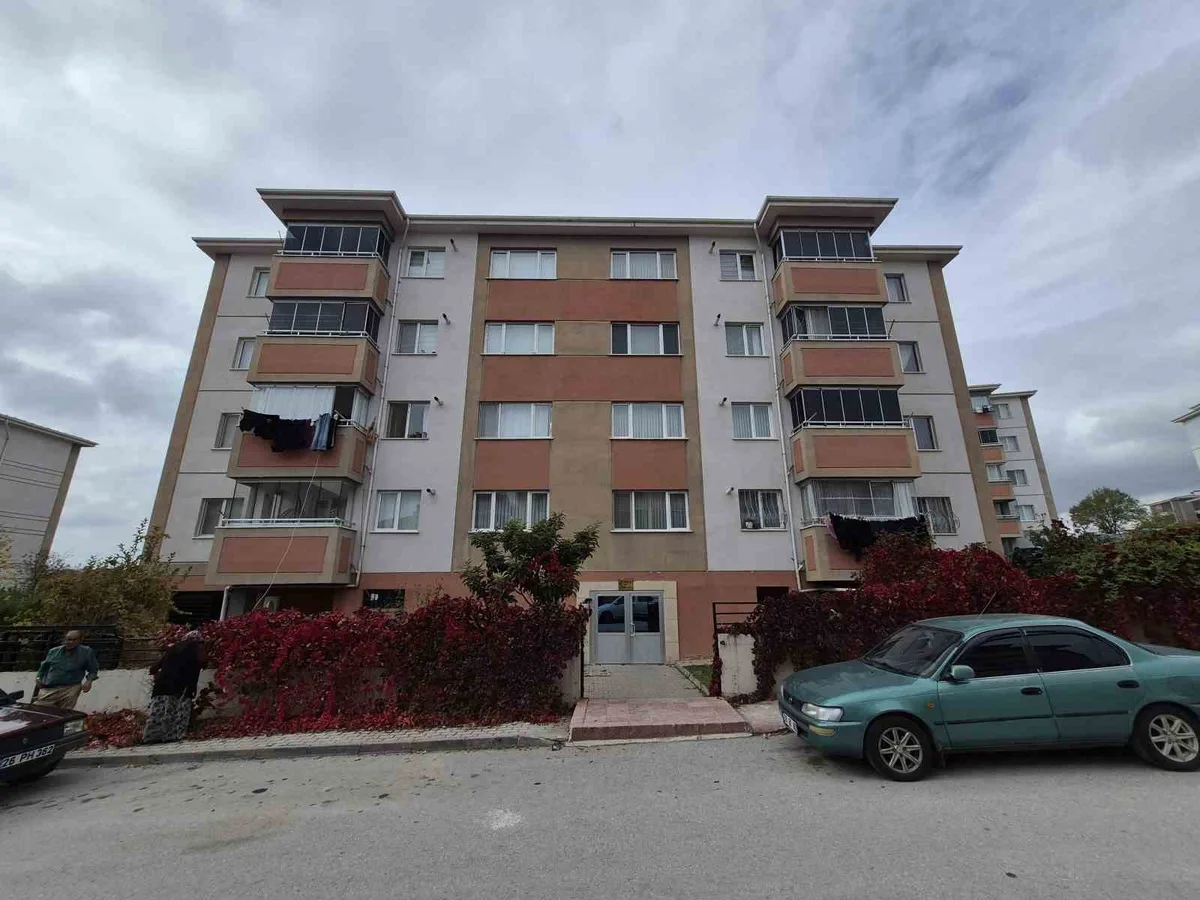 Eskişehir'de 2 yaşındaki kız çocuğu 4 katlı binanın ikinci katından düşerek yaralandı