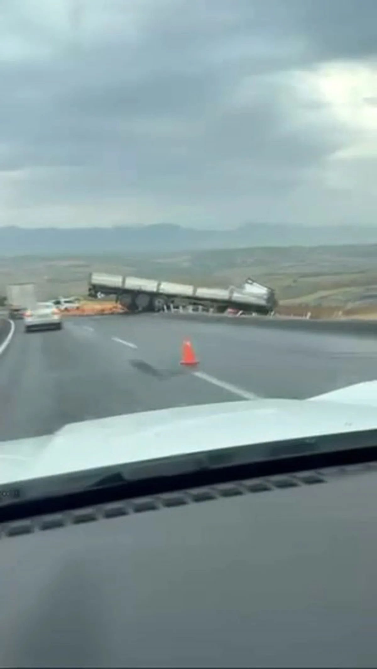 Diyarbakır-Silvan yolunda tırın yoldan çıkmasıyla 1 kişi yaralandı