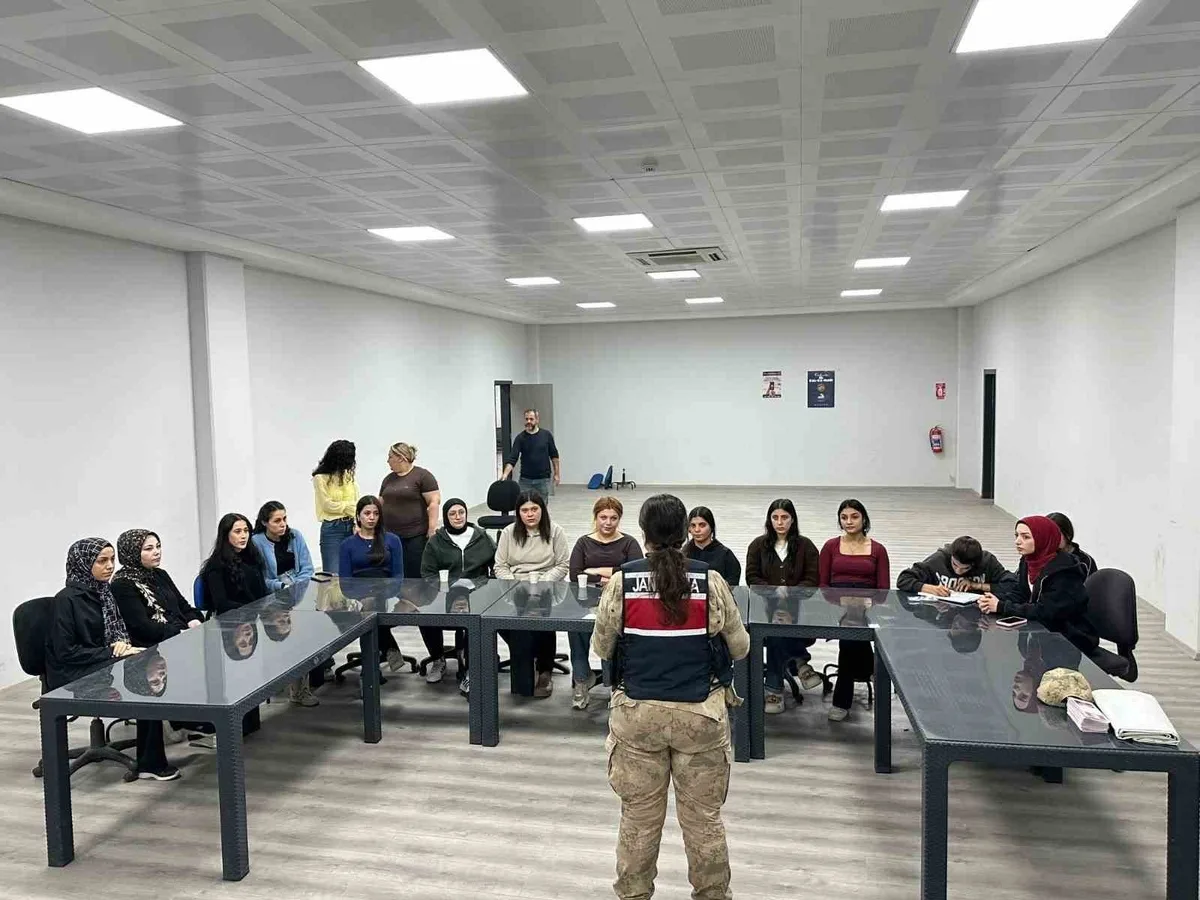 Kilis İl Jandarma Komutanlığı OSB'de çalışanlara KADES'i anlattı