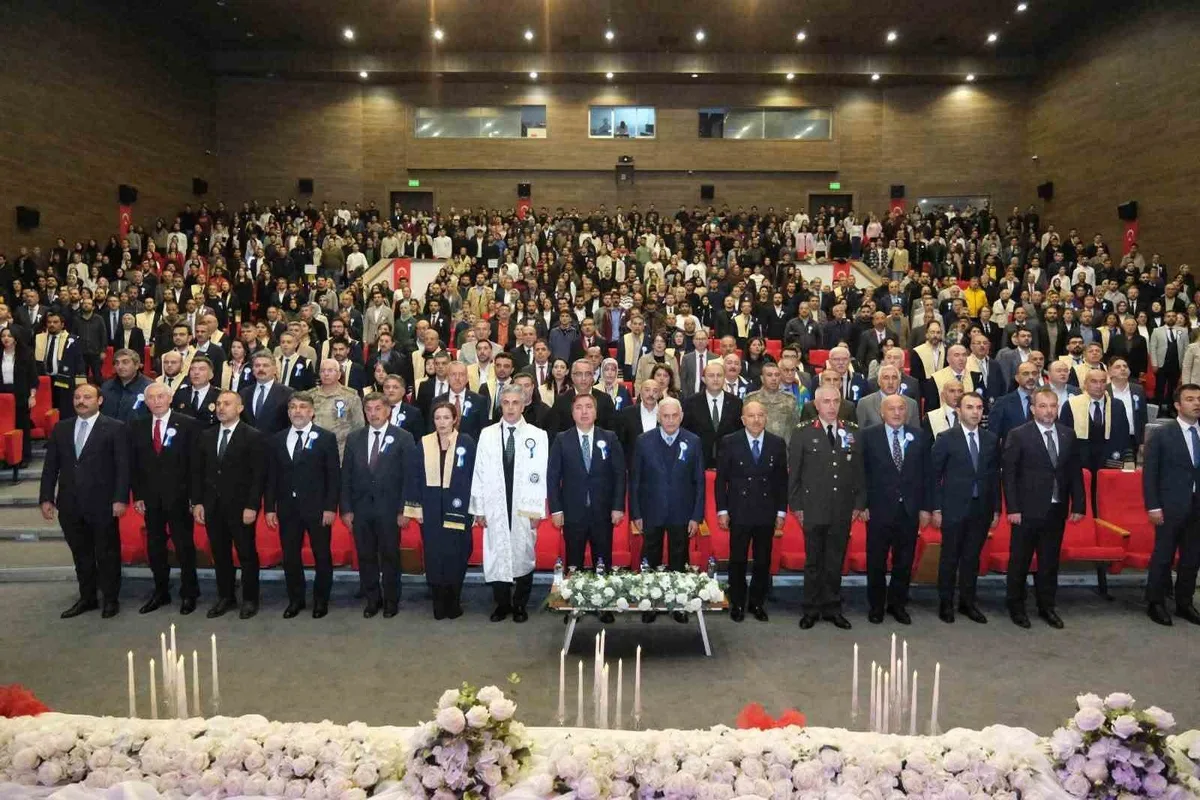 Binali Yıldırım EBYÜ öğrencilerine 4 elektrikli otobüs ve ulaşım indirimi müjdeledi