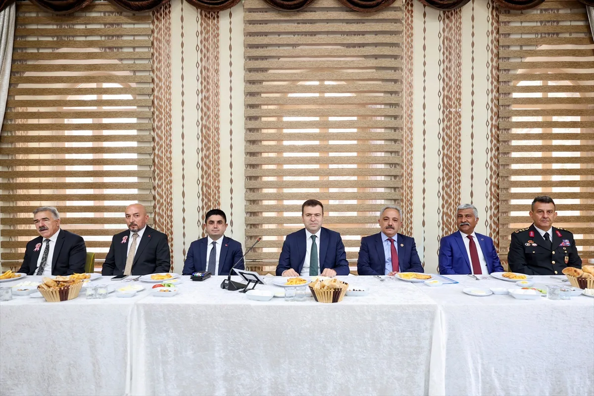 Niğde Valisi Akmeşe, 19 Ekim Muhtarlar Günü'nde muhtarlarla buluştu