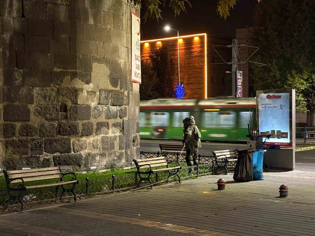 Kayseri Melikgazi'de unutulan sırt çantası fünyeyle patlatıldı, içinden kıyafet çıktı