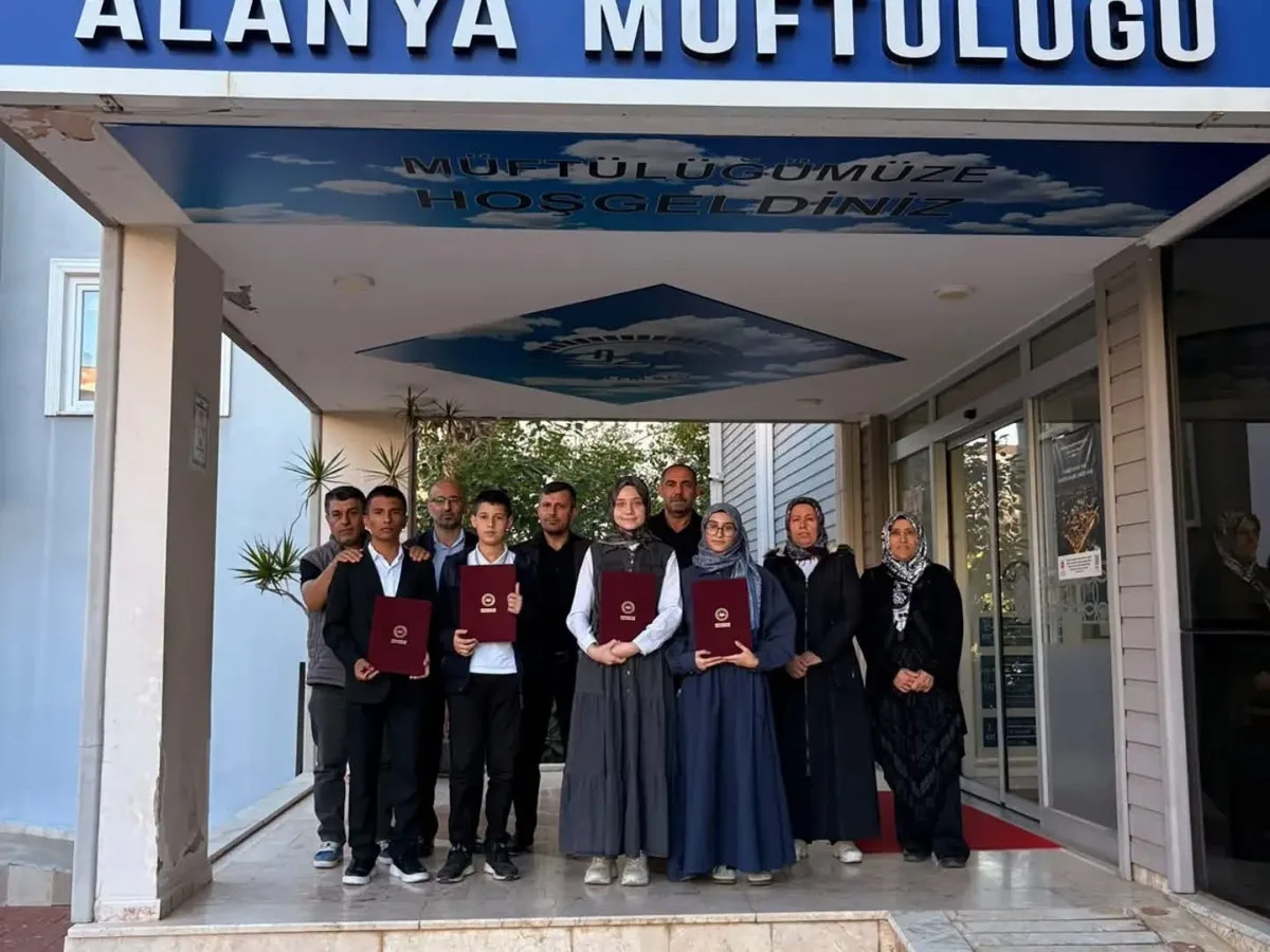 Alanya'da hafızlığını tamamlayan 6 öğrenci belgesini Müftü Seven'den aldı
