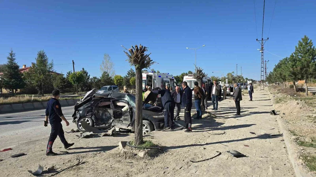 Van Edremit'te Honda otomobil ile Toyota kamyonet çarpıştı, 5 kişi yaralandı