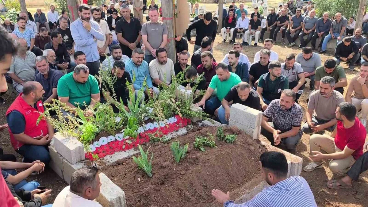 Batan gemide ölen 6 ve 12 yaşındaki kardeşler Reyhanlı'da yan yana toprağa verildi