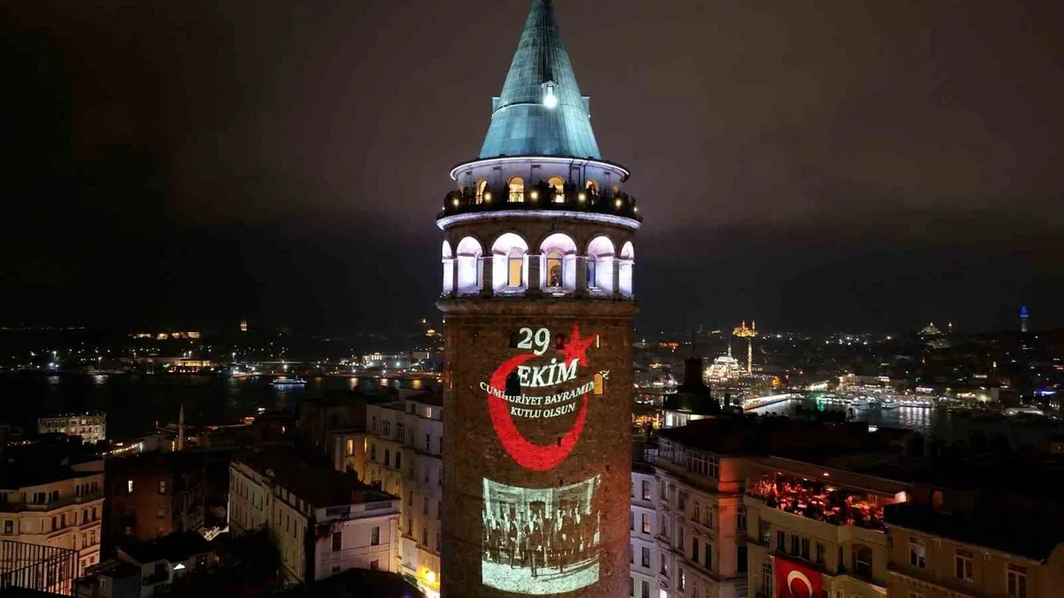 Galata Kulesi'ne 29 Ekim'de Atatürk fotoğrafları ve ay yıldız yansıtıldı