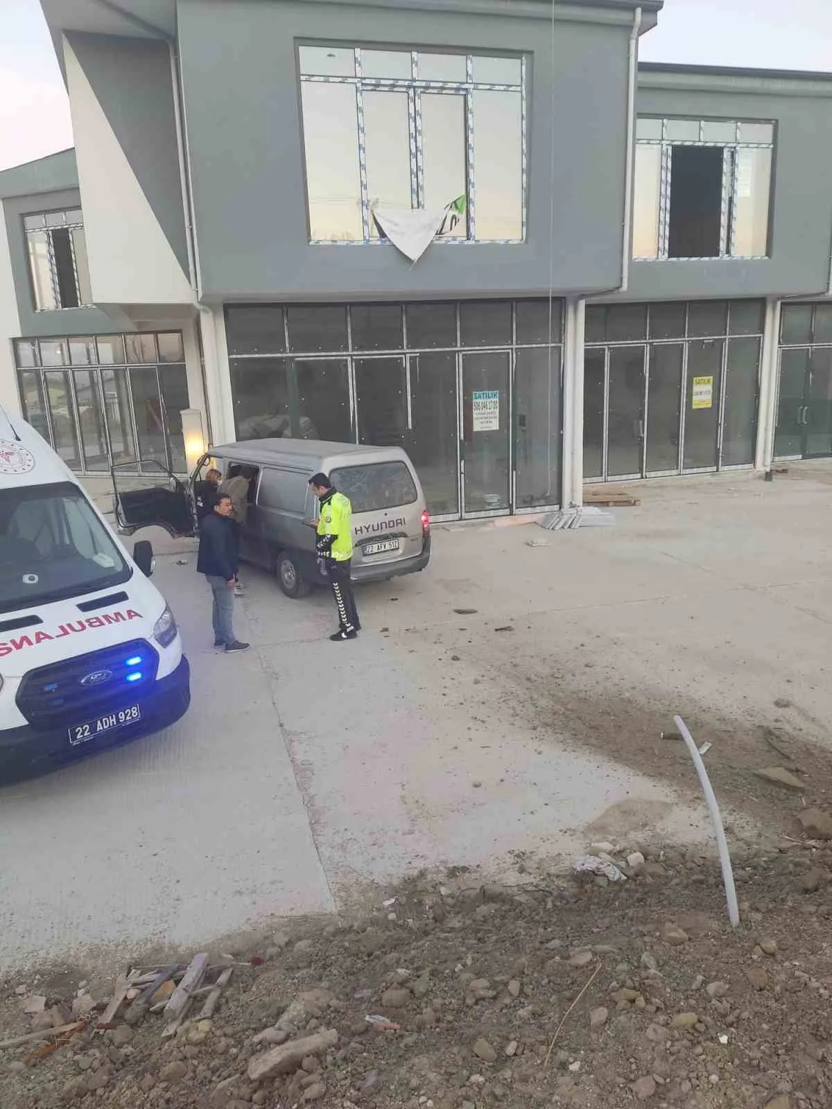 Keşan'da polisten kaçan kamyonet iş yerine çarptı, 5 kişi yaralandı; sürücü aranıyor