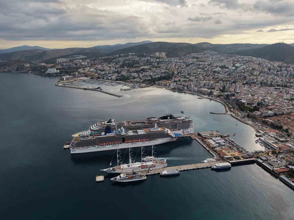 Kuşadası Limanı'na yanaşan 4 kruvaziyer ilçeye yaklaşık 6 bin turist getirdi