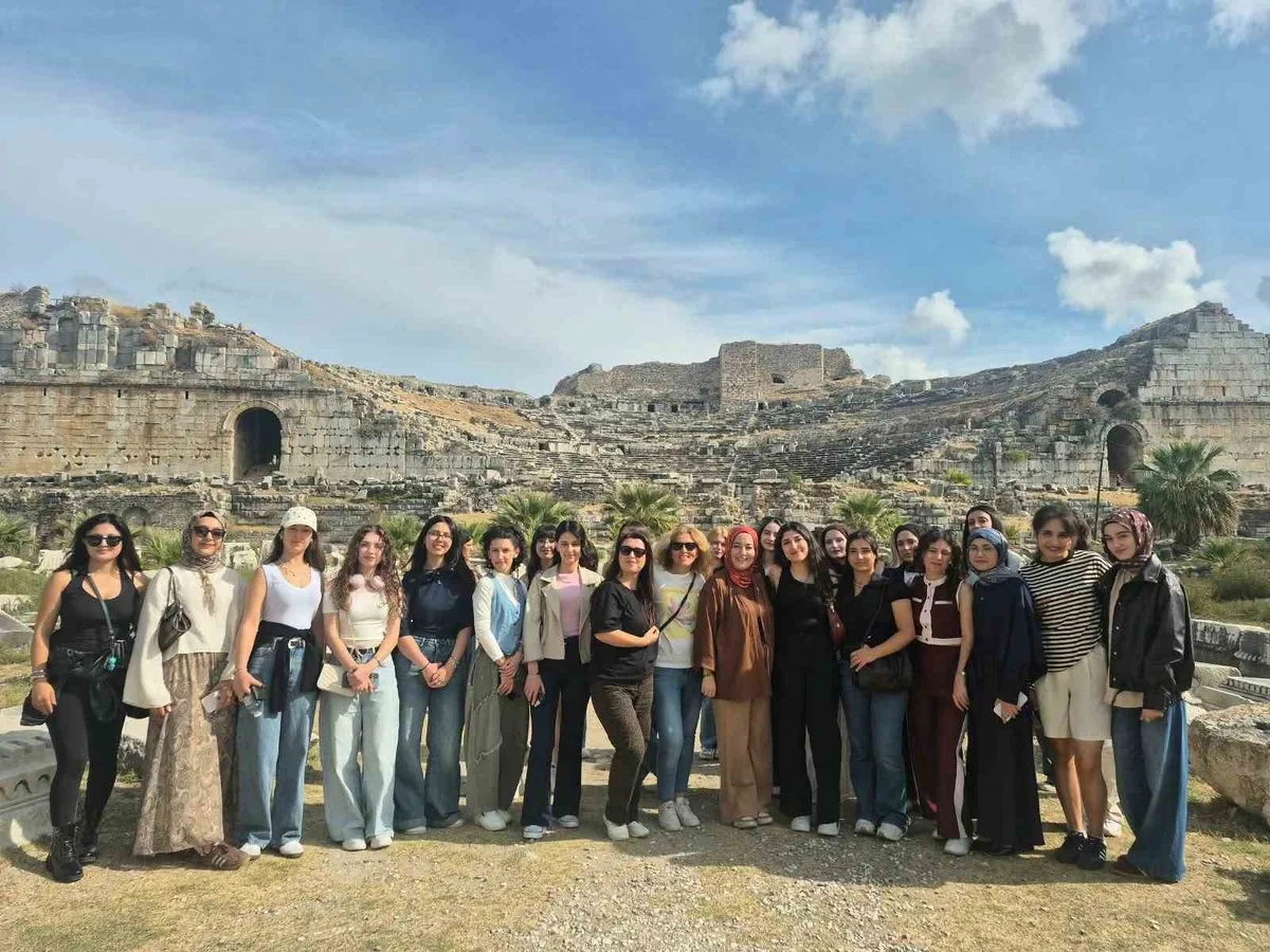 Aydın'daki Adnan Menderes Yurdu'nda kalan öğrenciler Didim ve Milet'i gezdi